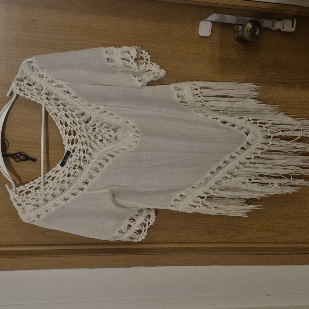 ViVI Ivory Crochet Fringe Top